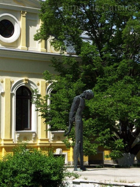 Statuia poetului bacauan George Bacovia